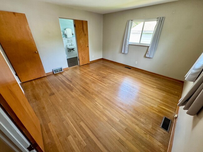 Building Photo - 3 Bedroom - Upper Arlington