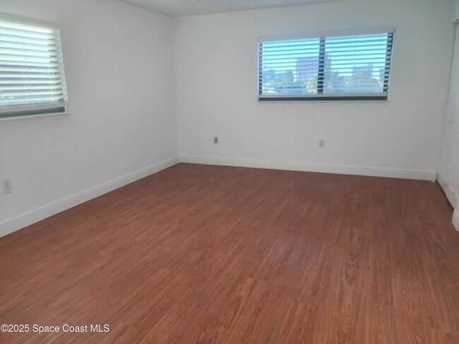 Building Photo - 7101 Ridgewood Ave