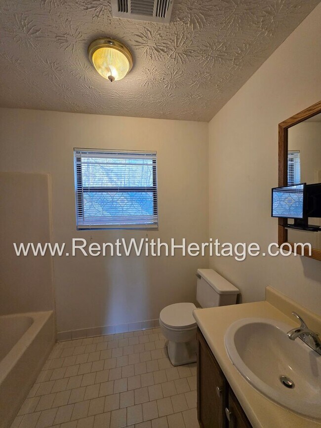 Building Photo - COME SEE THIS FANTASTIC 2 BEDROOM 2 BATH DUPLEX!