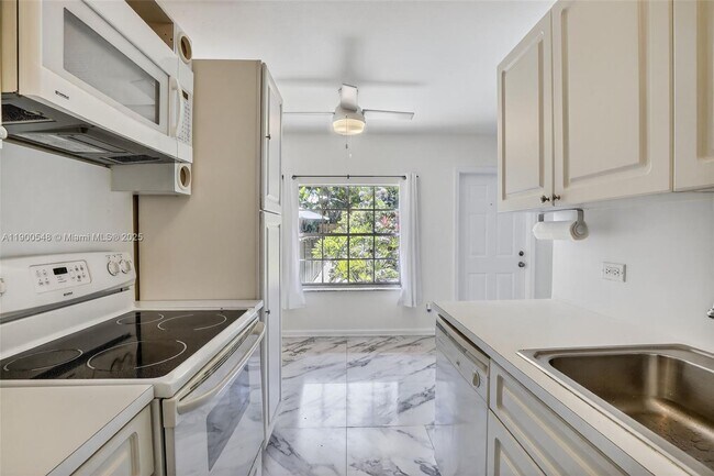 Building Photo - 1405 Miami Rd