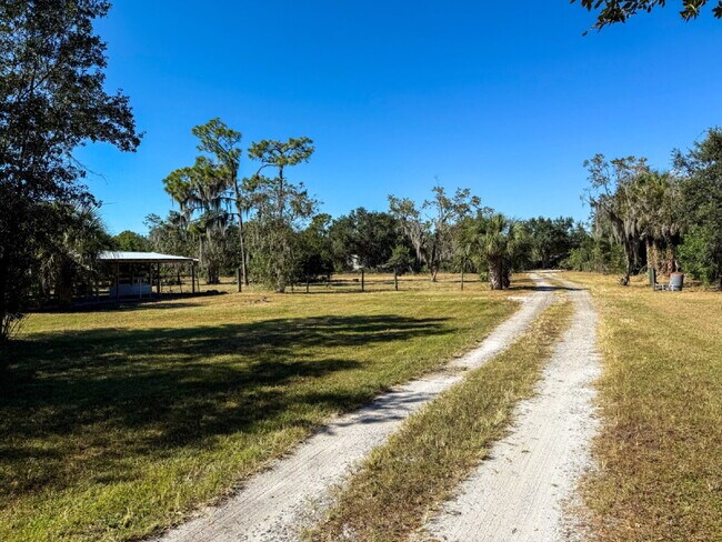 Building Photo - COUNTRY LIVING ON 5 ACRES WITH 3 BED, 3 BA...