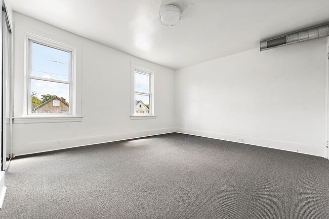Building Photo - Remodeled 2 bedroom with backyard