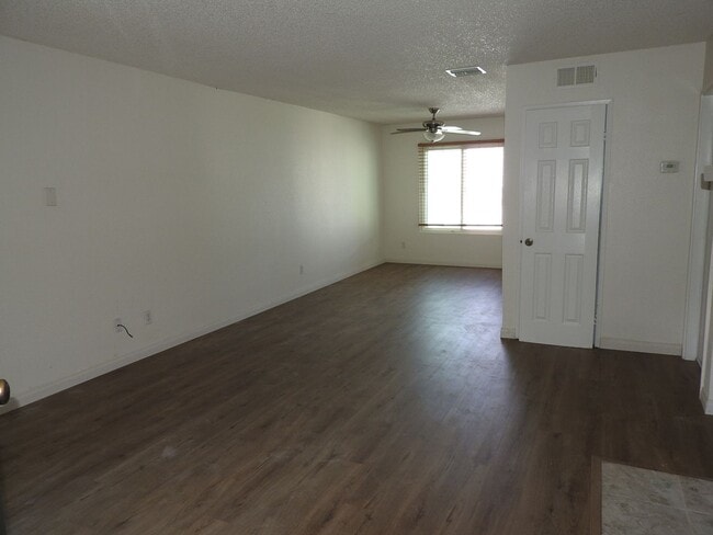 Building Photo - 2 BDR Townhome in Ocean Beach with 2 Car G...