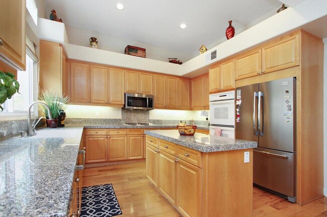 Building Photo - Large home near Camarillo High