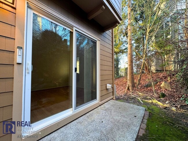 Building Photo - Charming 3BR/2BA End Unit Townhome-Now Available!!