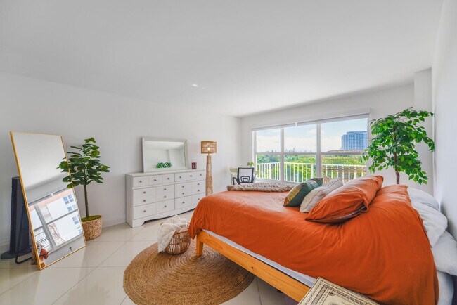 Building Photo - 3000 E Sunrise Blvd