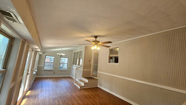 Building Photo - 445 W Chickasaw Rd