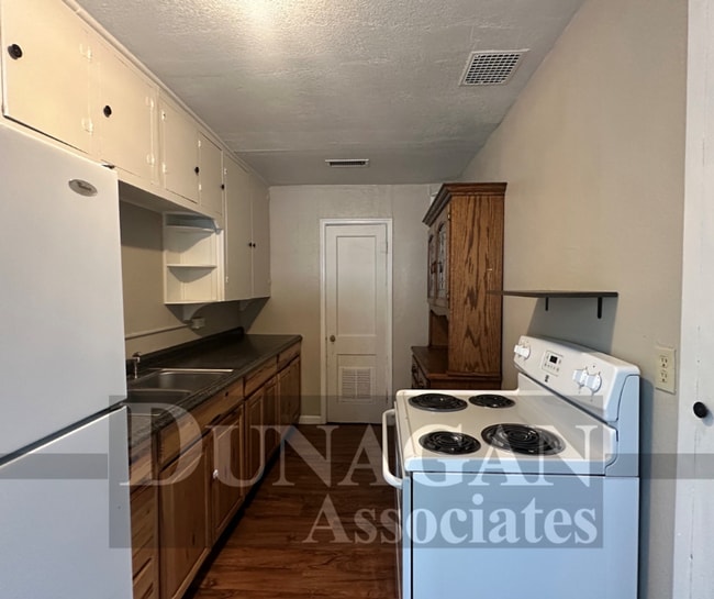 Building Photo - 2 Bedroom with office area 1.5 bath