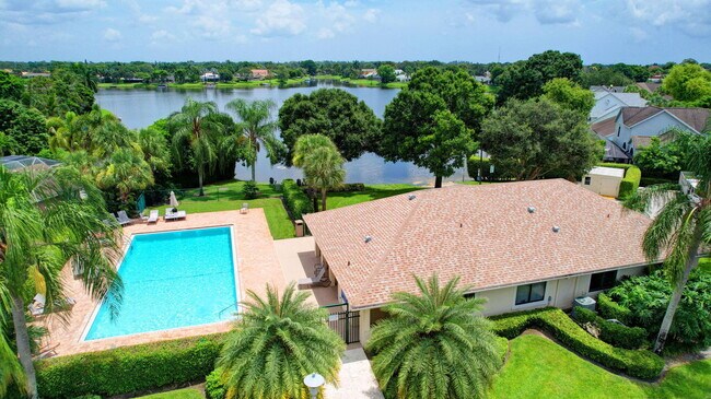 Building Photo - 12865 Meadowbend Dr