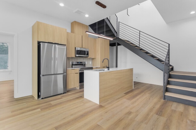 Building Photo - Larkin Place