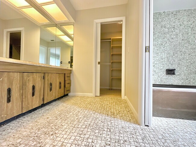 Building Photo - 1900 Curling Ave