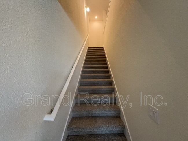 Building Photo - 4425 Village Oak Ln