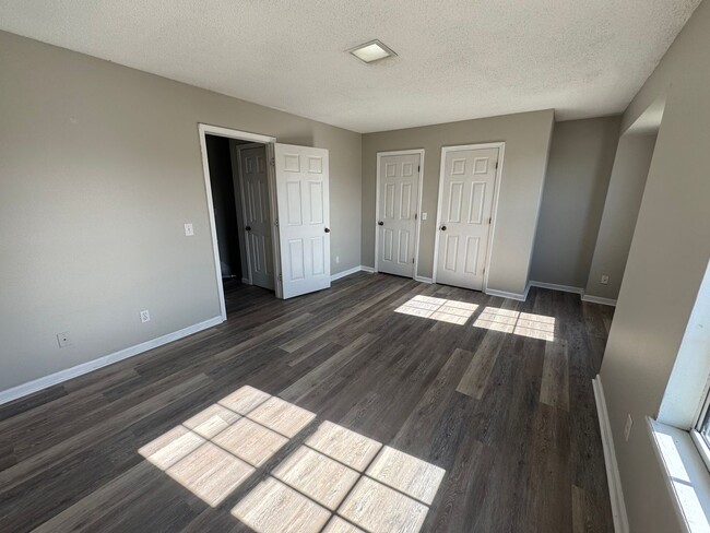 Building Photo - Townhouse in Murray