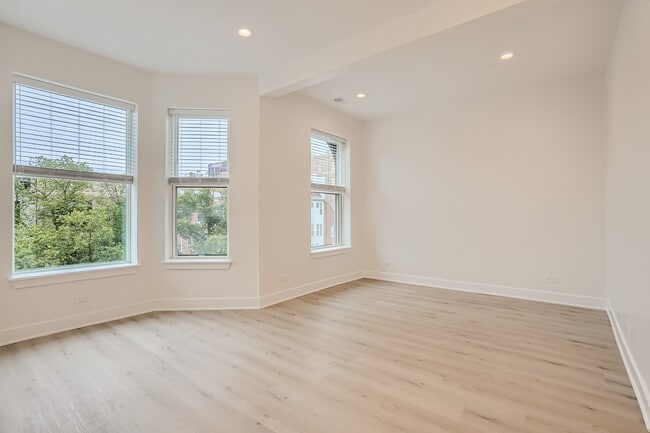 Building Photo - 3509 N Sheffield Ave