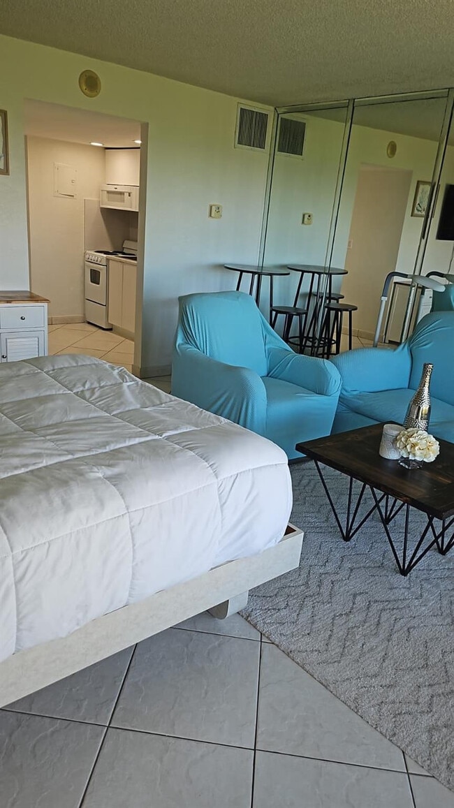 Building Photo - 3000 E Sunrise Blvd