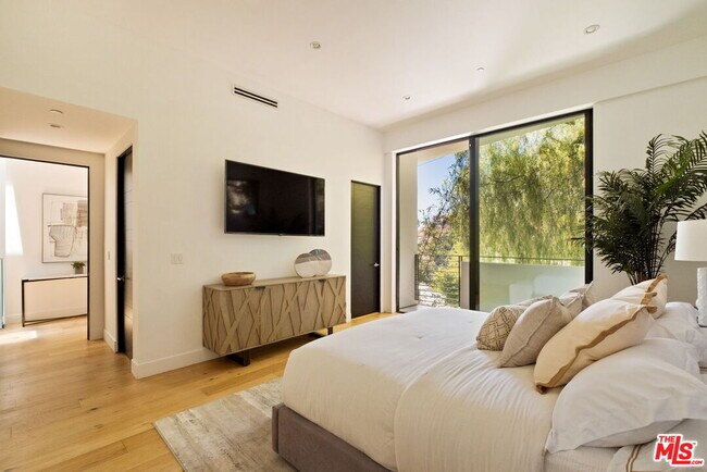 Building Photo - 1516 Forest Knoll Dr