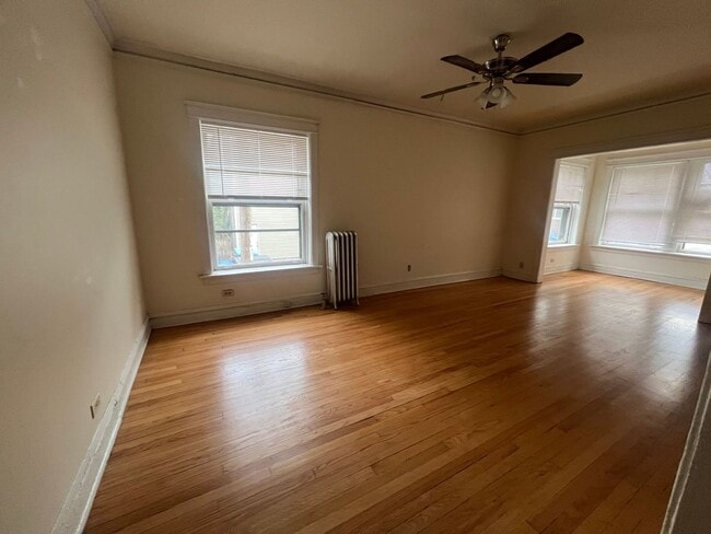 Building Photo - 3348-1 W Sunnyside 2bed/1bath