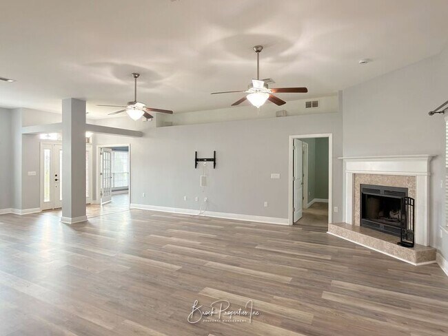 Building Photo - 6185 Autumn Pines Cir