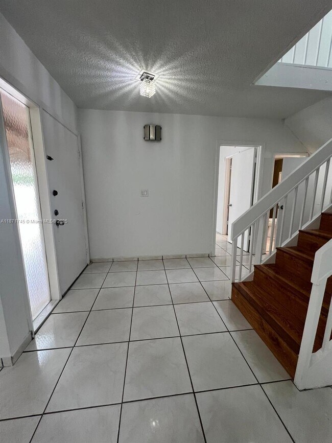 Building Photo - 526 NW 99th Ct