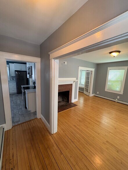 Front hallway - 2 1/2 Courtland St