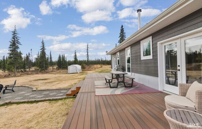 Building Photo - SEASONAL RANCH HOME
