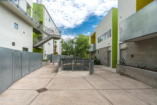 Building Photo - 1111 W University Dr