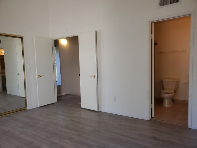 Building Photo - Fabulous Fletcher Hills remodeled townhome.