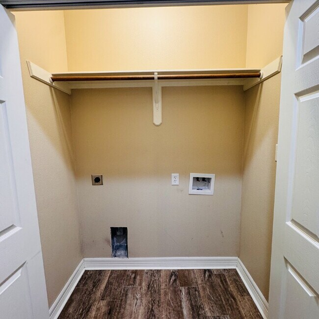 Building Photo - Spacious Duplex Now Available in Orange, TX!