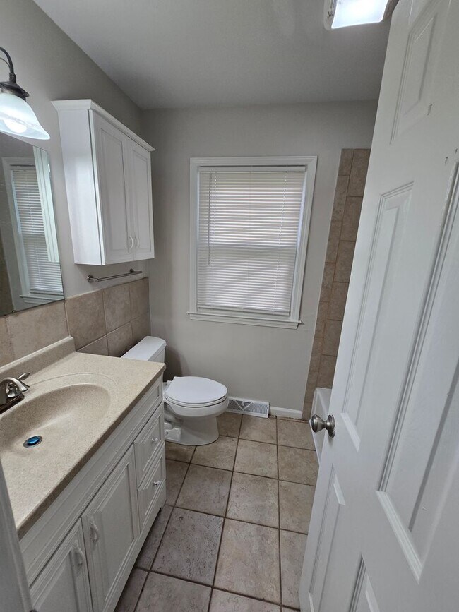 Building Photo - 4 bedrooms 2 bedroom fenced in yard
