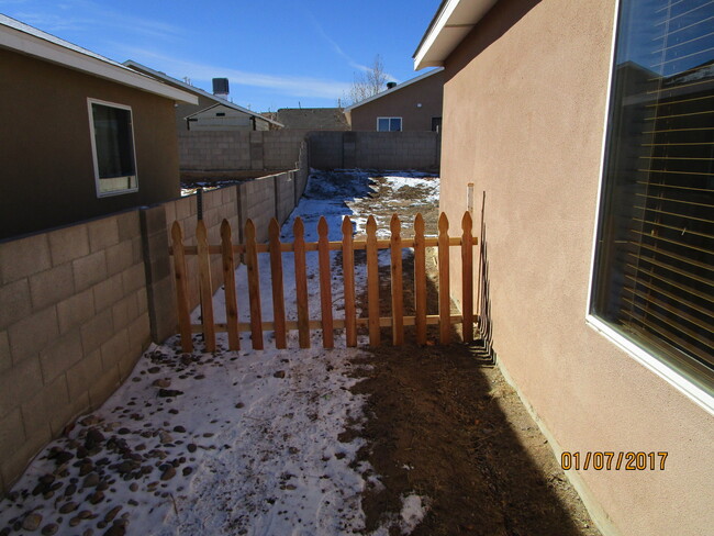 Building Photo - SW 3BR 2 Bath 2 car garage 1050SF