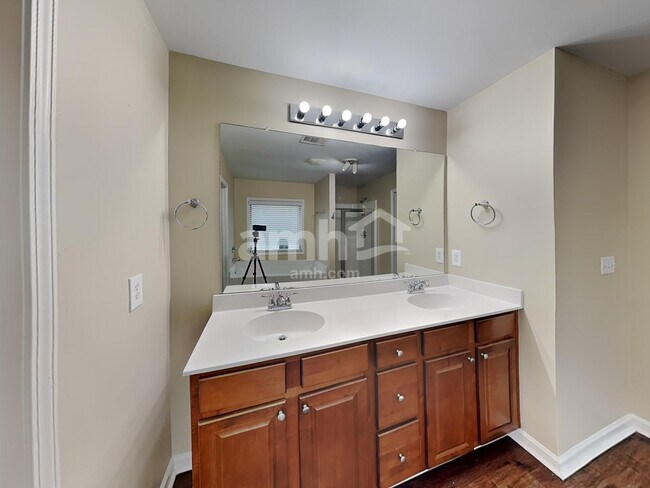 Building Photo - 850 Stonehaven Rd SW