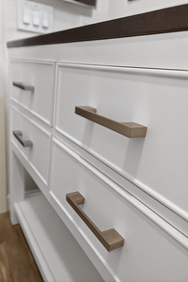 Building Photo - Condo / Apartment Unit