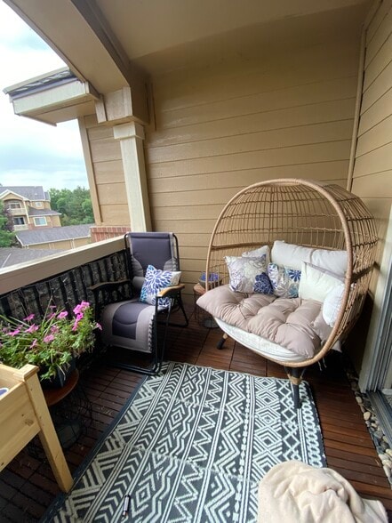 Private Balcony - 1641 W Canal Cir, 735