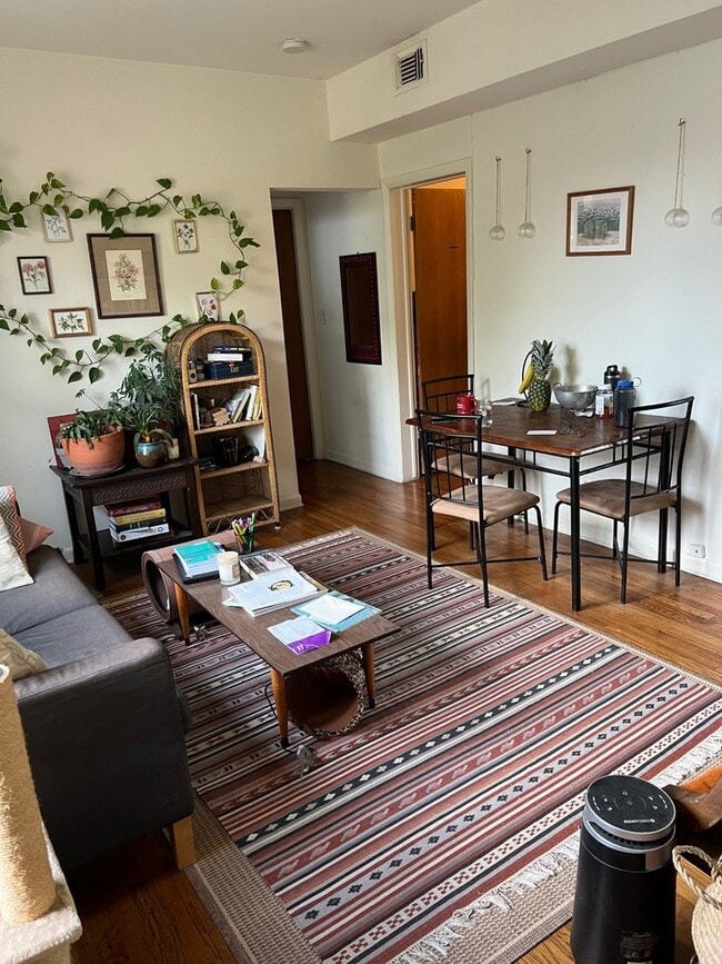 Building Photo - 3840 W Roscoe St