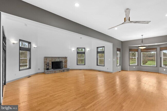 Building Photo - 19451 Youngs Cliff Rd