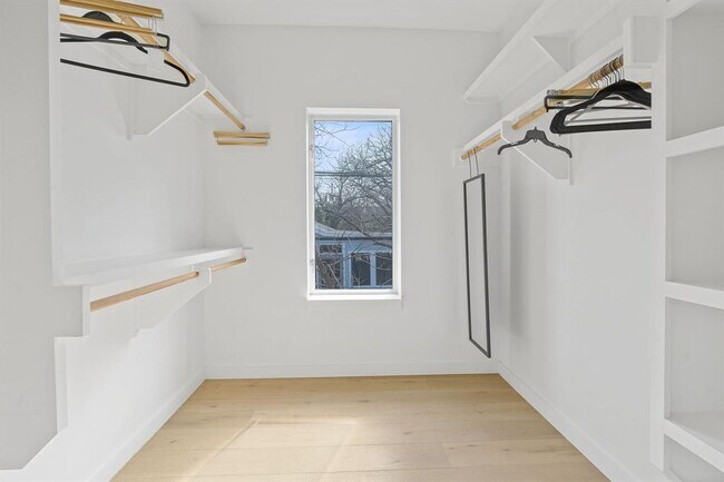 Building Photo - 2418 S 5th St