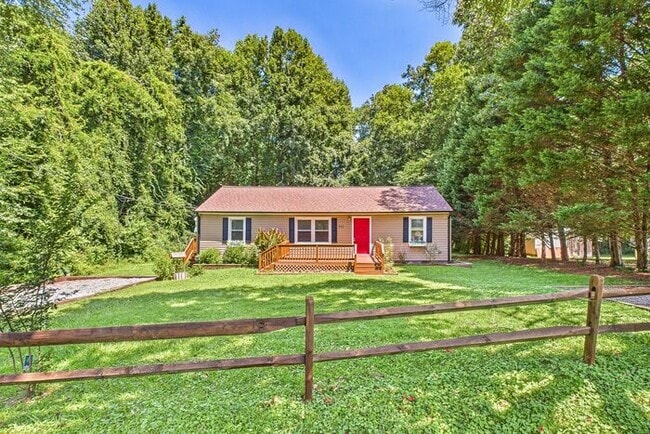 Building Photo - Charming Ranch Home with Bonus Studio & Ou...
