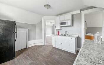 Building Photo - 1261 E 99th St