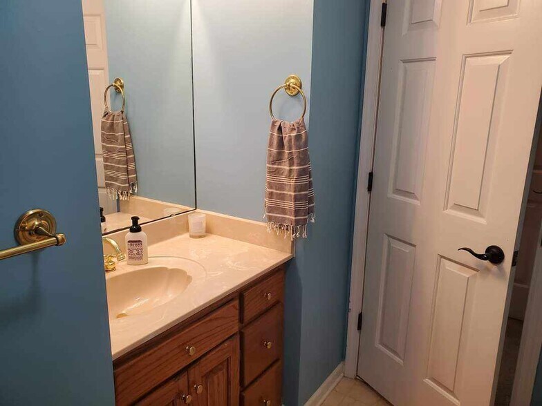 Building Photo - 10 White Birch Dr