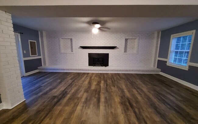 Building Photo - "Charming 3-Bed Oasis with Granite Touches & Cozy Fireplace on Spartan Road!"