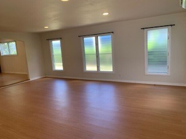 Building Photo - Desirable Koko Head Terrace Home - Availab...