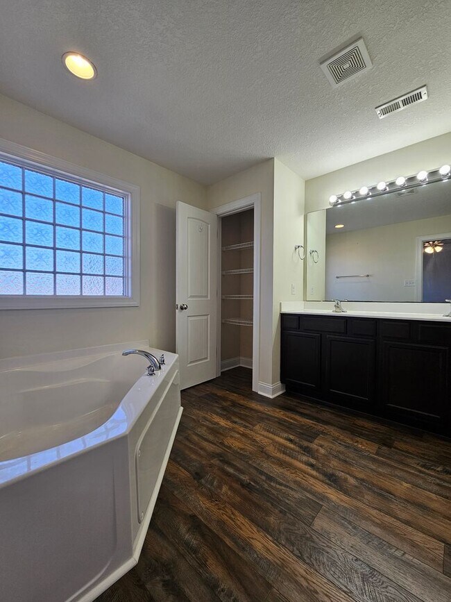 Building Photo - Spacious 3 Bedroom 2 Bathroom Home on Half...