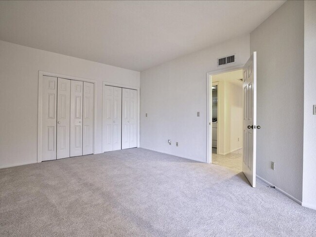 Building Photo - 3 Bedroom 2 Bathroom with Community Pool!!