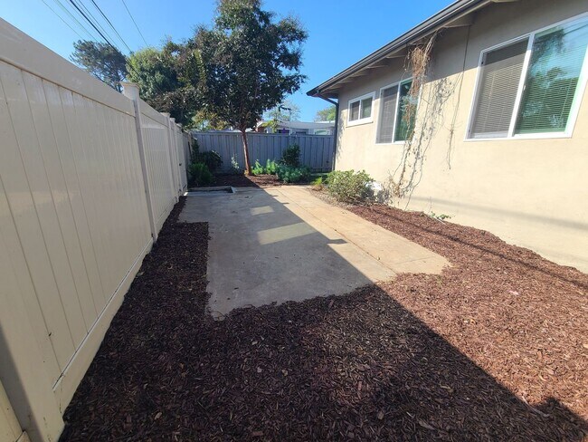 Building Photo - Spacious Ocean Beach 2 bed 1 bath just a f...