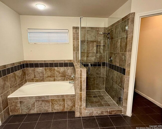 Building Photo - 510 Roble Fino