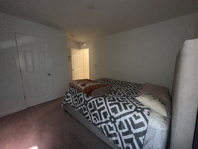 Building Photo - Available NOW - 5 bedroom, 3 full bathroom house - $3,300/month