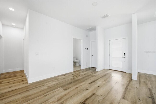 Building Photo - 1909 Gulfview Dr