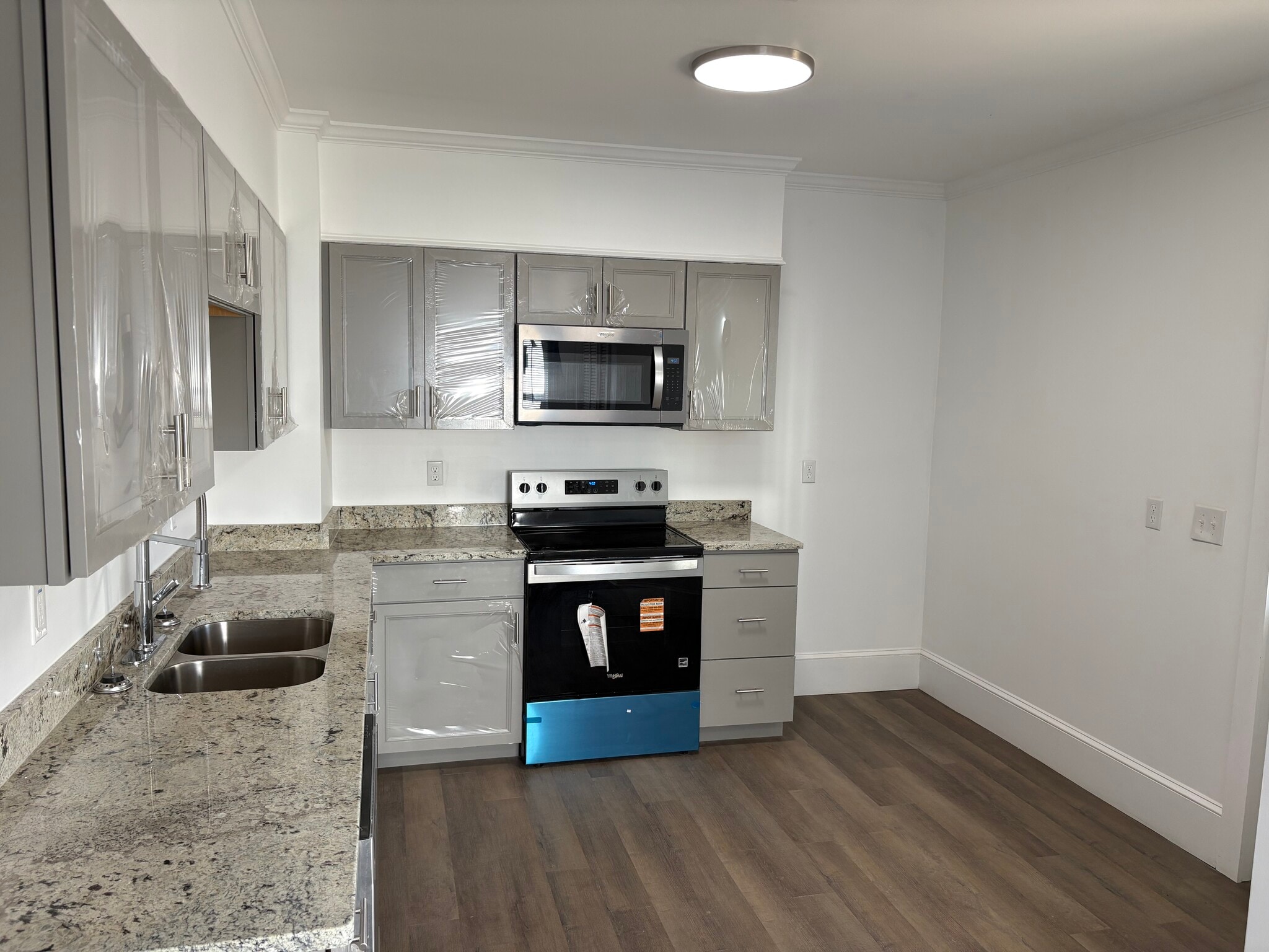 Large Kitchen with Laundry closet - 1328 Shepherd St