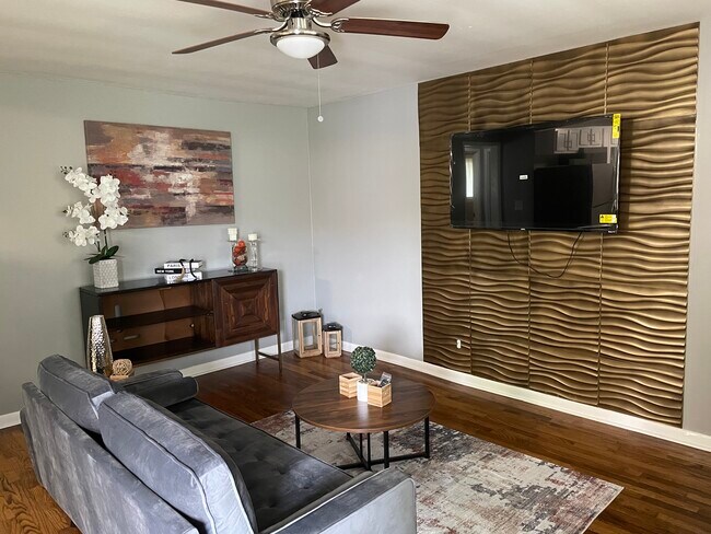 Building Photo - 2607 E 5th St