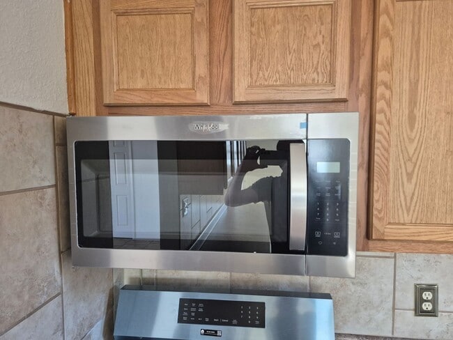 Building Photo - 4- Bedroom 1.5 bath home with over 1400sqft of living space!!